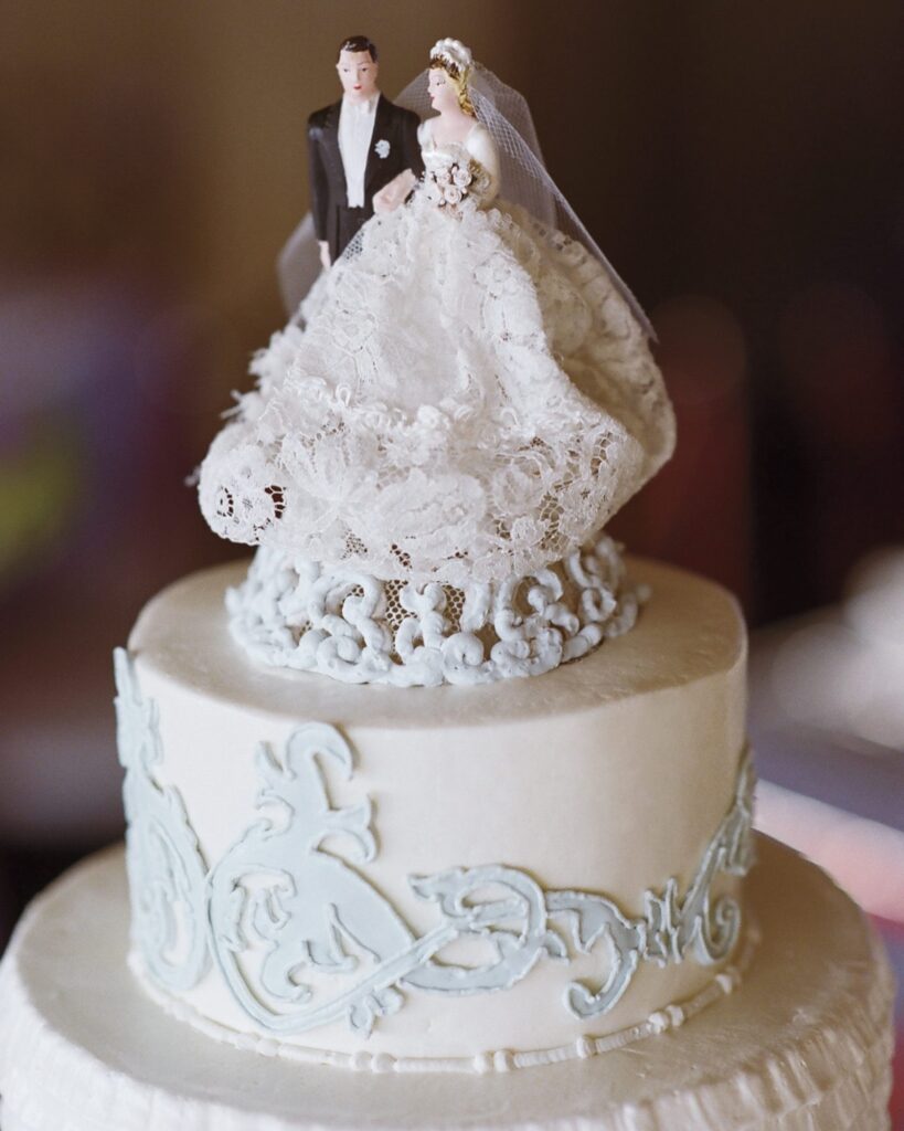 Having a cake Topper with a mini sculpture on the wedding day